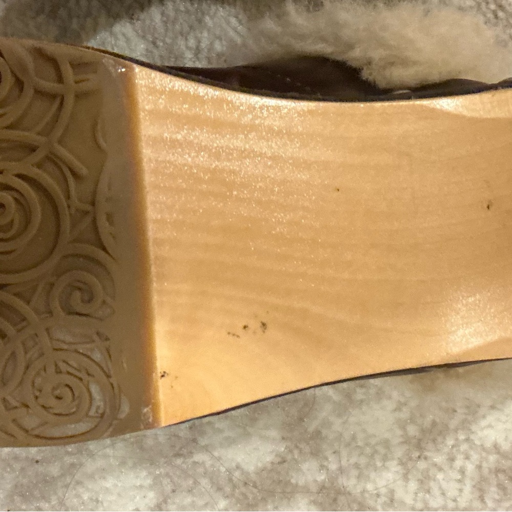 UGG Tan Sheepskin clogs - Picture 3 of 5